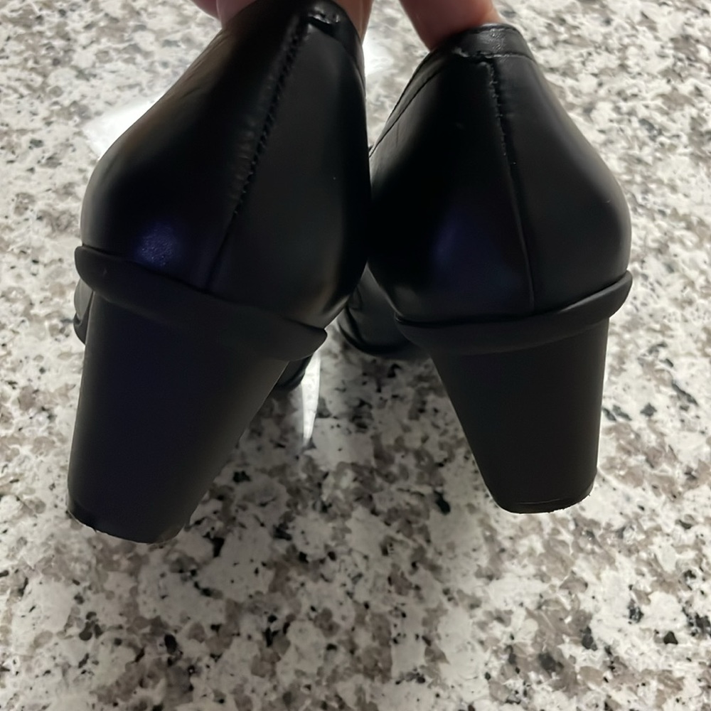 Vionic | Sumner Genuine Leather Black Pumps w/ Orthaheel Size 7.5 - Picture 7 of 10